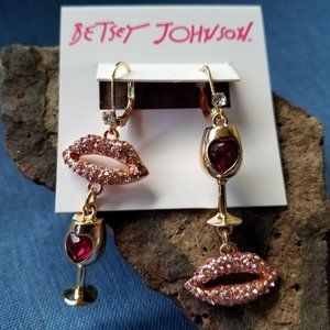 💋🍷Betsey Johnson RARE & HTF Wine Glasses & Lips Mismatched Earrings - NWT🍷💋